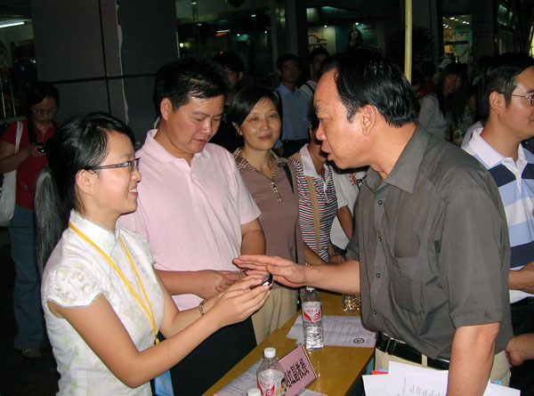 自治区社科联主席庞汉生（右）亲临我校咨询点慰问。