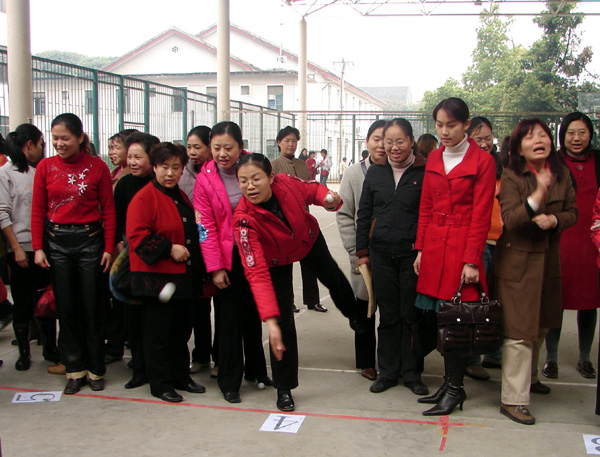 乒乓球投准比赛。