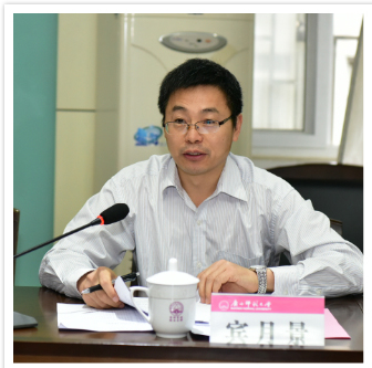 自治区党委统战部党外知识分子工作处处长主持座谈会.jpg
