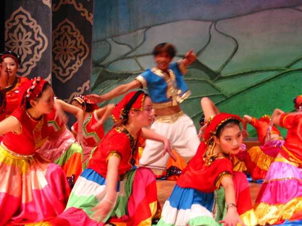 2003年12月31日晚，我校万名师生载歌载舞迎接新年的到来。音乐系的歌舞晚会，带给师生们一台丰盛的文艺大餐