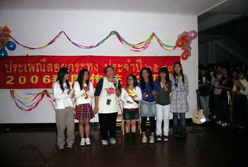 学生们在晚会表演节目。