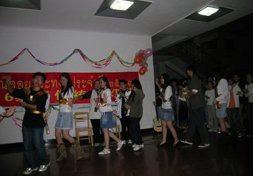 学生们载歌载舞庆祝水灯节。