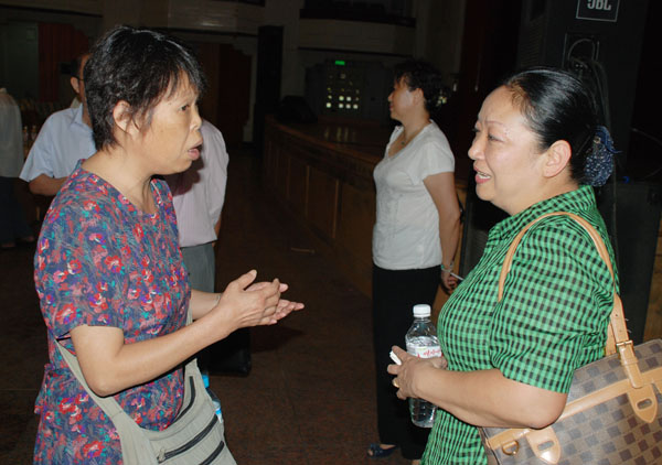 王枬书记在听取离退休同志的建议