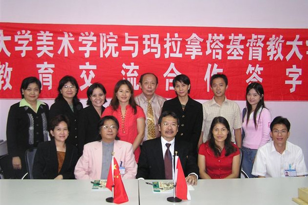 宾主双方合影留念。