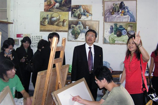 代表团一行参观了美术学院教学设施和学生实际作业场地。