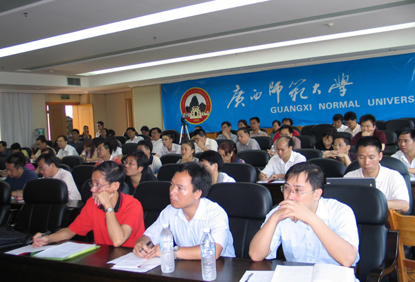 学员们在认真听课。