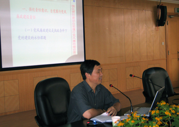 我校党委张鹏副书记给学员们上第一课。