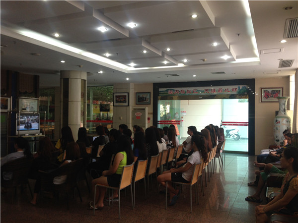 外国留学生聚精会神的观看大阅兵