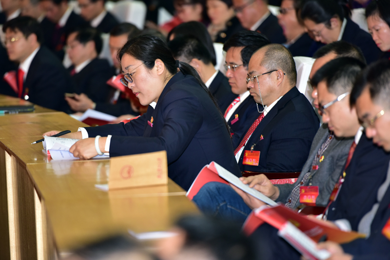 大会代表认真审议报告 - 副本.JPG