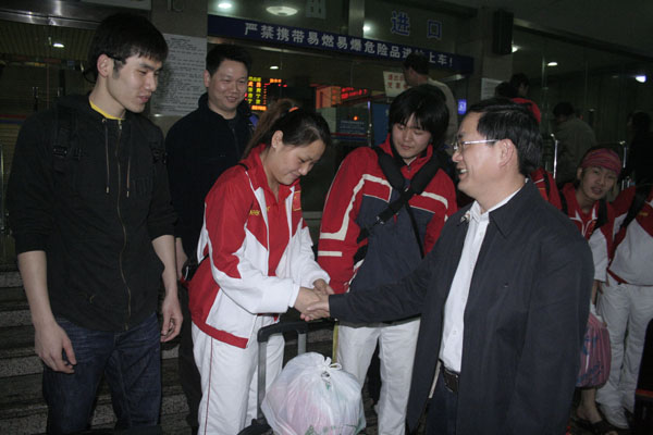 唐副书记到火车站为啦啦操队员送行