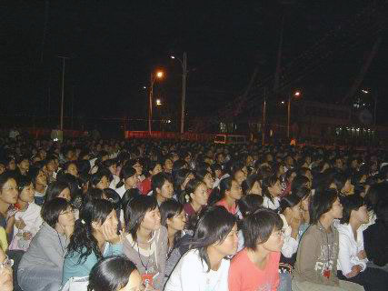 新生们在认真聆听王书记的报告。