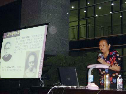 校党委王枬书记在作报告。