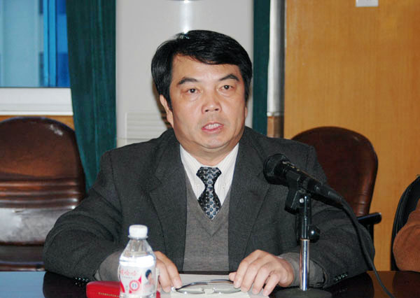 校党委书记陈大克在会上做重要讲话