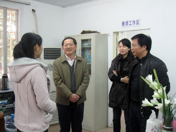 唐副书记同学生干部进行交流。