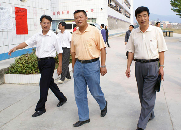 校党委王源平副书记（中）一行在思恩中学考察。