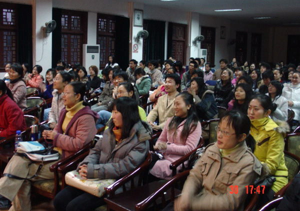 师生兴致勃勃聆听王教授的报告。