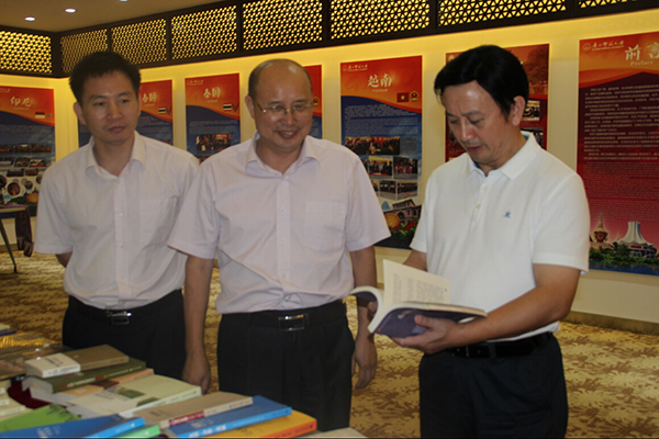 吴建新副秘书长参观我校育才校区东盟展厅