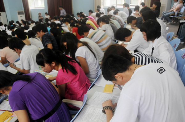 同学们在认真填写还款协议。