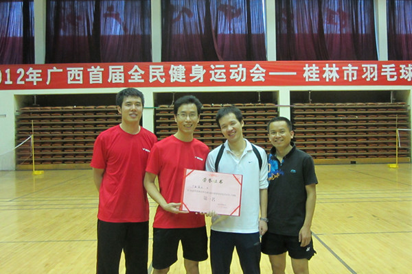 我校代表队领奖后合影留念