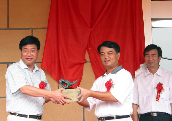 南京大学常务副校长施建军（左一）代表南宁大学向我校赠送礼品                    </div></div> </div>
          
        </div>
      </div>
      <div class=