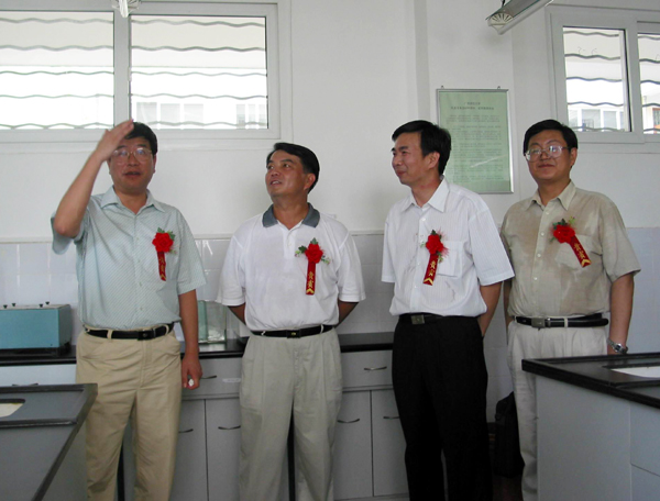 嘉宾们共同参观了“环境监测实验室”