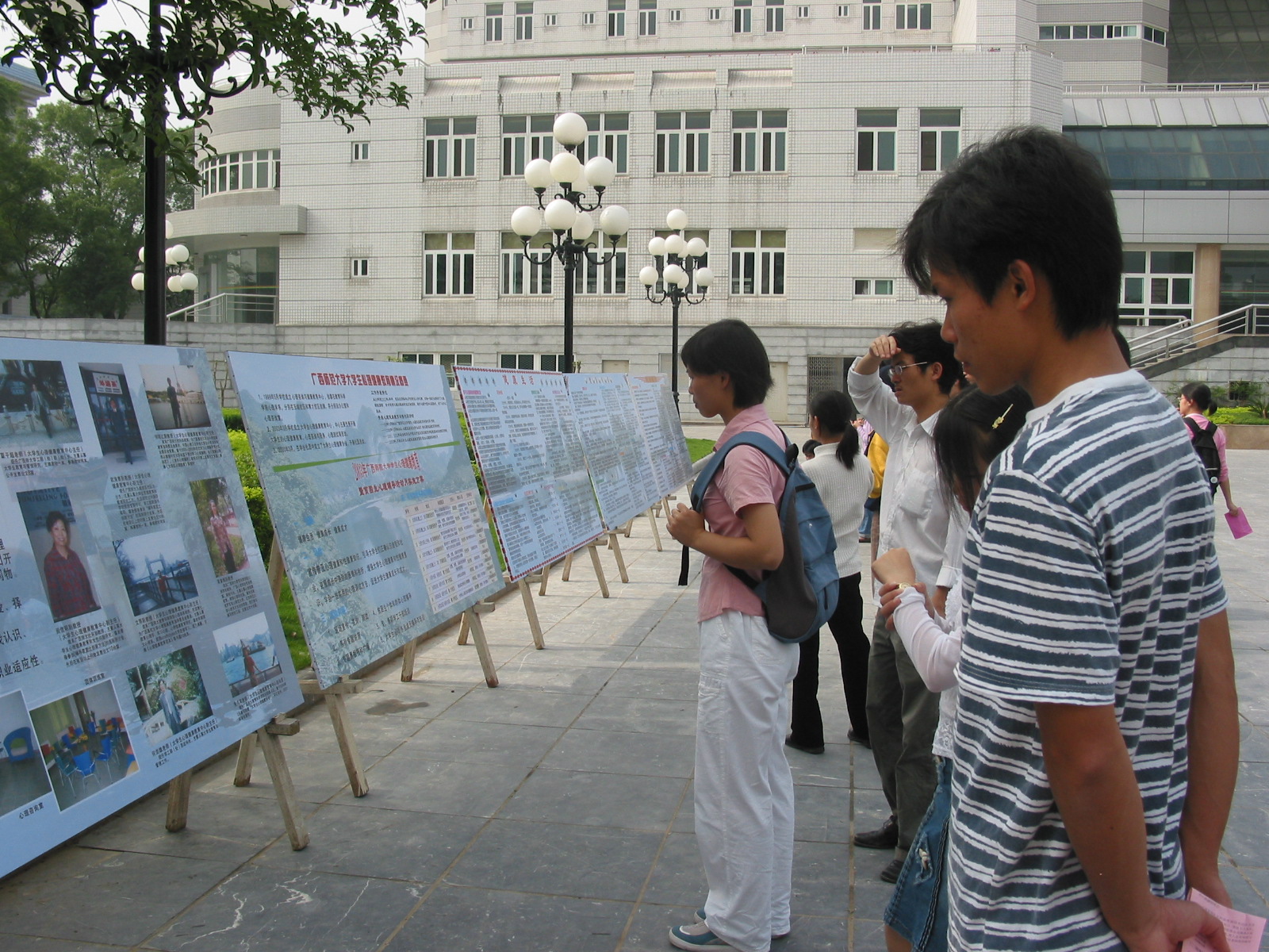 学生们在认真阅读现场展出的心理健康专题系列板报