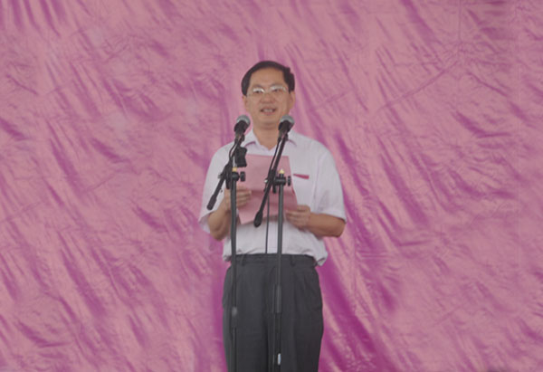 唐仁郭副书记主持毕业典礼。