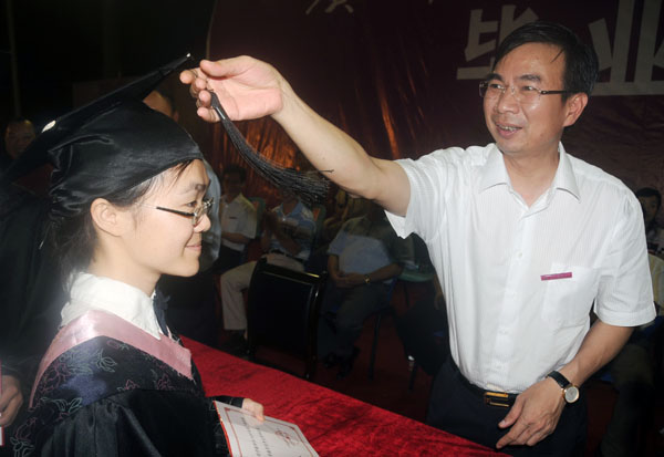 梁宏校长为本科毕业生授予学位。