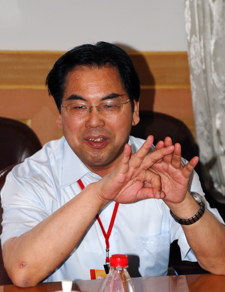 房喻教授在与我校两办负责人座谈。