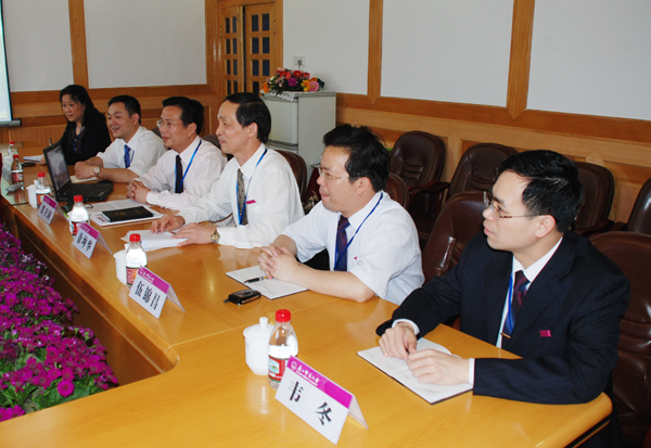 两办负责人参加了与专家组组长的座谈。