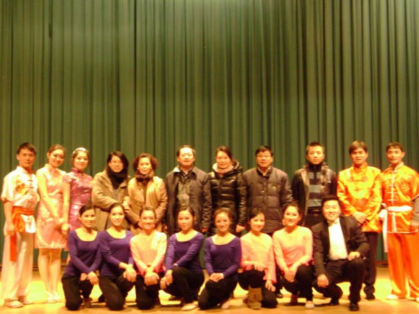 唐仁郭副书记与大学生艺术团赴泰演出成员合影