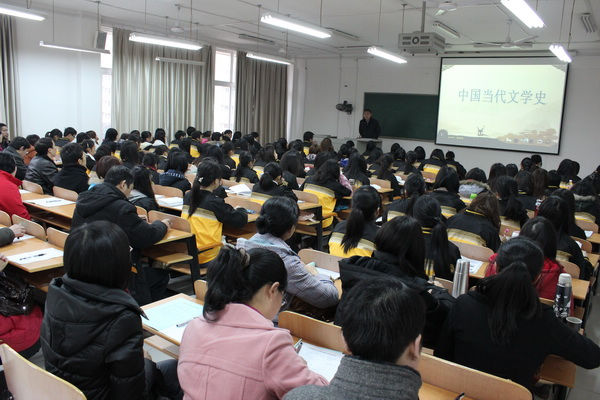 充满期待的新学期第一节课 （大学生记者团 郭雄翡 摄）