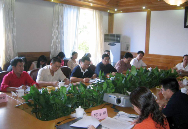 检查组一行在听取汇报。