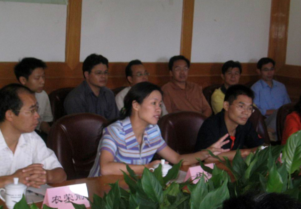 校党委林娜副书记主持召开汇报会。