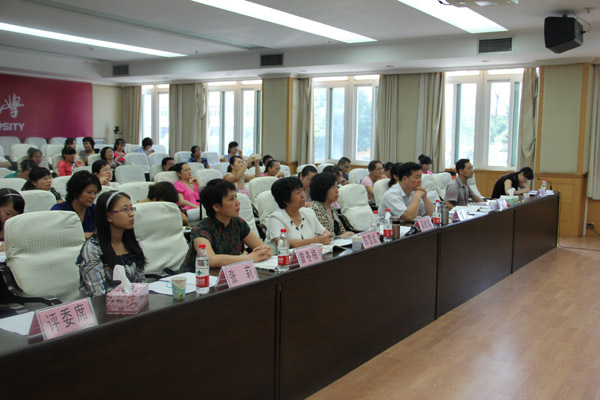 各位评委在认真评审