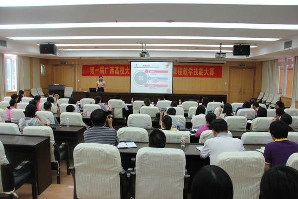 参赛选手在说课