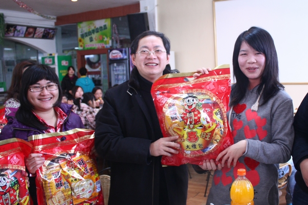 唐副书记为留校过年的本科生发放新年礼包