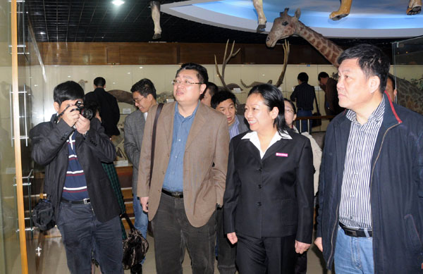 考察团一行在参观考察我校生物多样性标本馆。