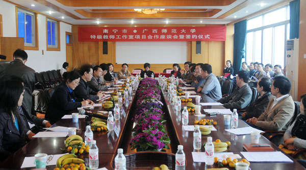 宾主双方就共建“特级教师工作室”项目合作事宜进行座谈。