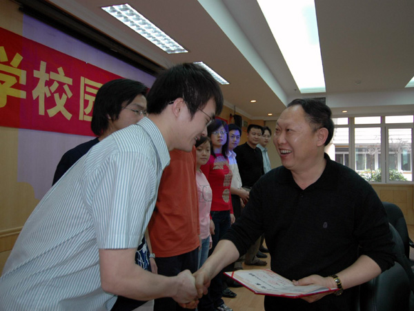 刘健斌副校长给在网页设计大赛上获奖的学生颁奖。