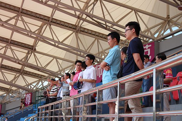 筹委会在田径场落实具体工作