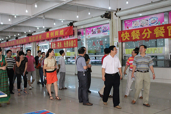 筹委会在食堂落实具体工                    </div></div></article>
                    </div>
                    <div id=