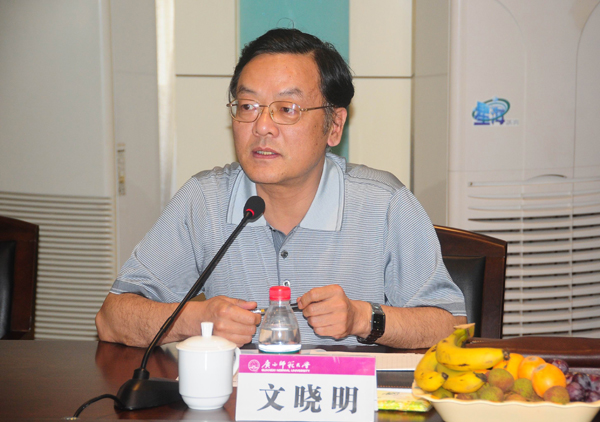 南京师范大学党委书记文晓明在会上讲话。