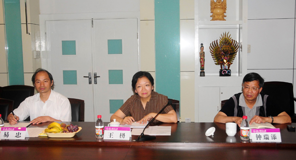 校领导王枬、钟瑞添、易忠出席座谈会。