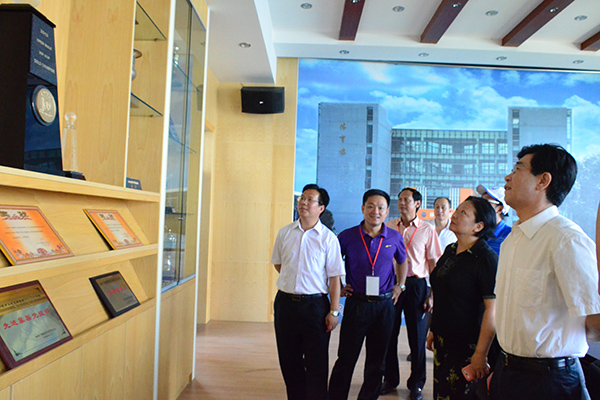 白志繁一行参观我校体育发展荣誉室