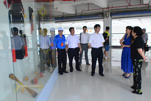 白志繁一行参观少数民族艺术展厅