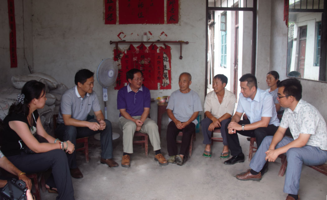 校党委副书记唐仁郭与学生家长亲切交谈