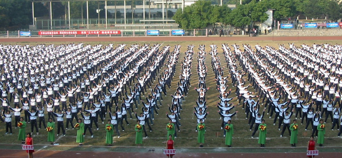 11月13日—15日，我校第35届田径运动会隆重举行。11月13日上午7：40在育才校区大田径场举行了隆重而简短的