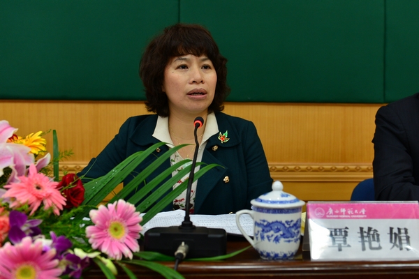 自治区教育厅人事处处长覃艳娟讲话