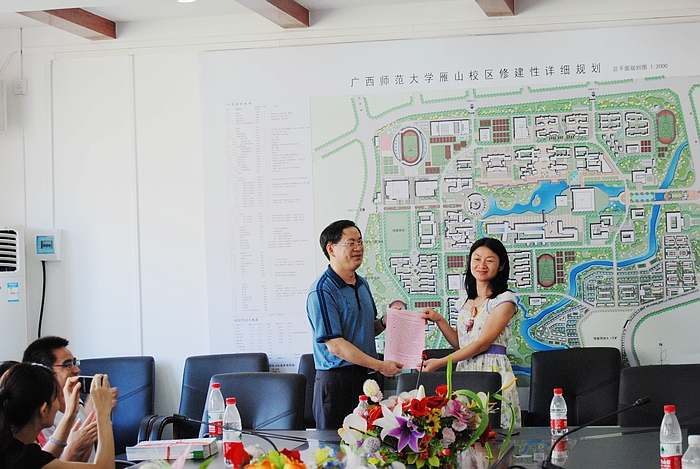 唐仁郭副书记向校友们转交梁宏校长贺信